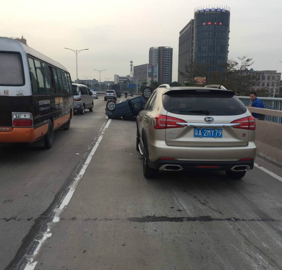 大众轿车强行并线被比亚迪唐撞翻飞出30米