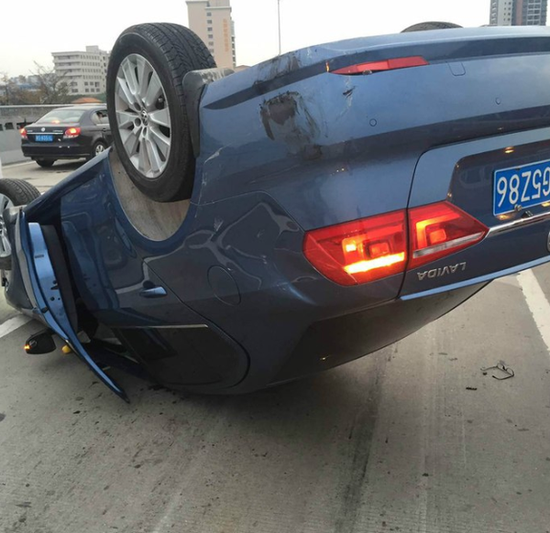 大众轿车强行并线被比亚迪唐撞翻飞出30米