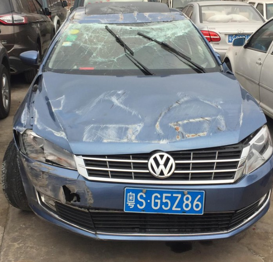 大众轿车强行并线被比亚迪唐撞翻飞出30米