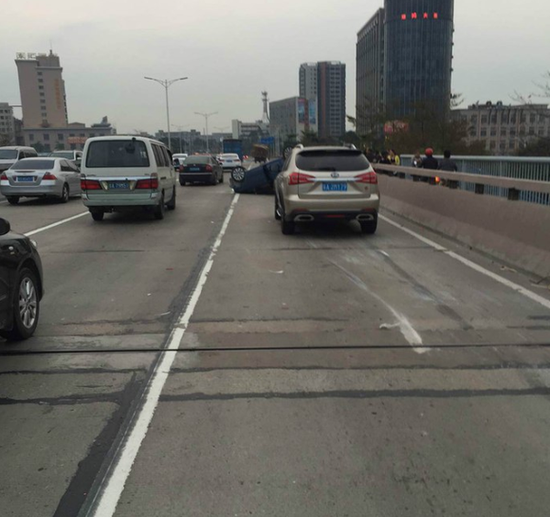 大众轿车强行并线被比亚迪唐撞翻飞出30米