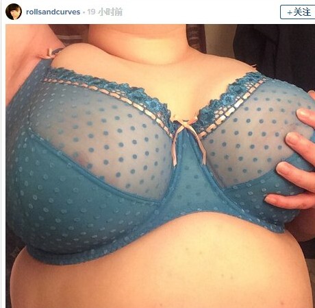 英国女性挑战“正手摸胸” 呼吁关注乳腺癌