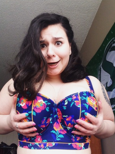 英国女性挑战“正手摸胸” 呼吁关注乳腺癌