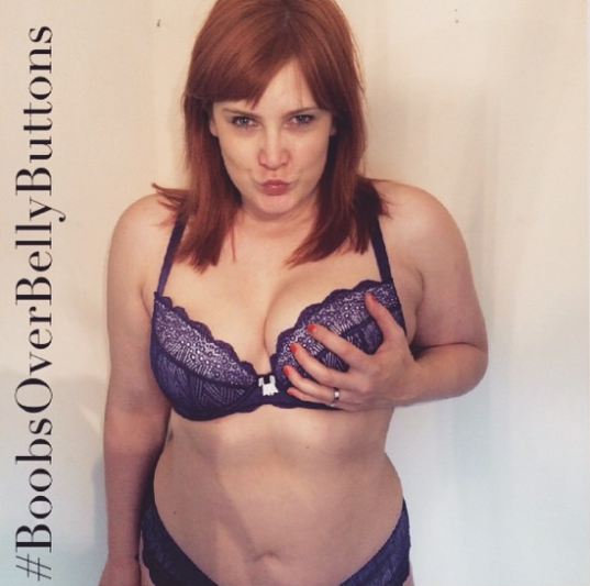 英国女性挑战“正手摸胸” 呼吁关注乳腺癌