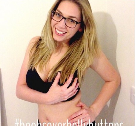 英国女性挑战“正手摸胸” 呼吁关注乳腺癌