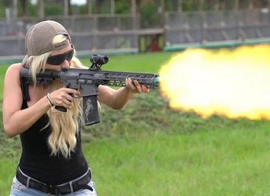 女子裙下掏枪爆射车内男子 完爆裤裆藏雷