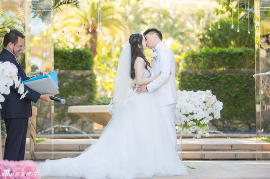 两人在澳洲举行婚礼