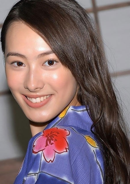 梁洛施美照