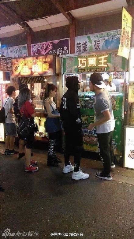 周杰伦夫妇逛夜市