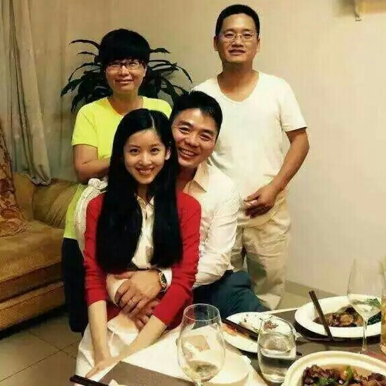 刘强东与奶茶一家人合照