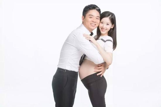 两人拍摄的孕照写真