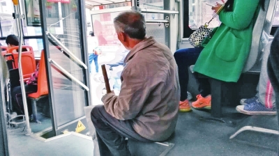 六旬农民工婉拒让座：我身上太脏