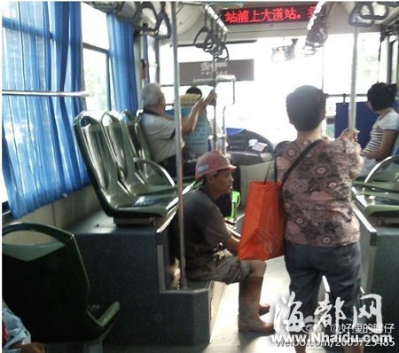 六旬农民工婉拒让座：我身上太脏