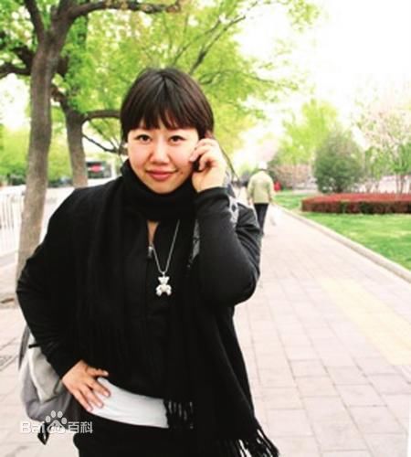 最开始知道她，是看新闻，看着看着就哭了——家里也有一个癌症患者，我小姨，如今还在死亡边缘挣扎，医生说日子熬不过三个月了。每每想到小姨，我整个情绪都会崩溃，只能一个人不停地走不停地掉眼泪，把耳机里的声音开到最大，盖过心里的悲伤。等到眼泪哭干了就给小姨打电话，大声笑着说各种笑话逗她。挂了电话，我就继续走继续流眼泪。我真的很怕，有一天我电话拨过去，接电话的不再是小姨……