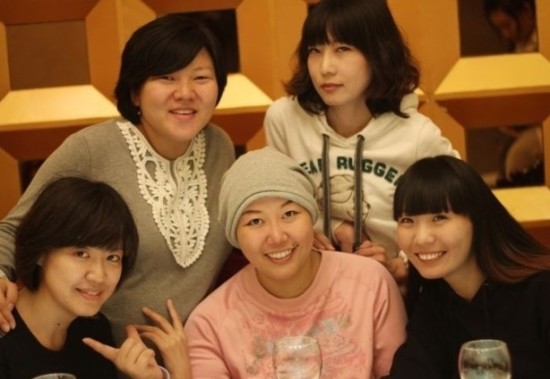 她像一个真正的勇士那样与病魔作斗争，笑容是她最具力量的武器。她用笑容感染了老板着一张脸的男神梁医生，融化了同病房里的高冷女王范儿病友夏梦。可是，病魔还是不肯放过她。生活不是玩游戏打僵尸，这一场输了充血复活就可以再来一场，生命只有一次，没了就是没了。