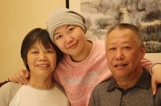 她的名字，你一旦听过就不会再忘记——熊，狗熊的熊，顿，牛顿的顿。她爱笑，就连做梦都会嘴角上扬，爱喝大酒耍酒疯装疯卖傻，爱幻想希望拥有韩剧里童话一样的爱情，爱耍酷看到《行尸走肉》里的男神就恨不得立即变身被附体，爱画画会偷偷画自己暗恋的男神医生画自己的化疗过程画跟好朋友的点点滴滴。