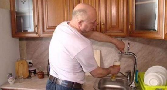 安德烈在家中原有的水龙头旁边又修了一个啤酒龙头。（视频截图）