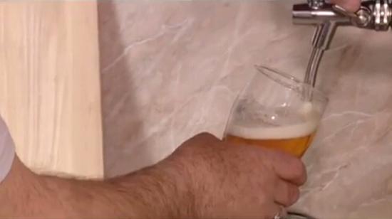 安德烈在家中原有的水龙头旁边又修了一个啤酒龙头。（视频截图）