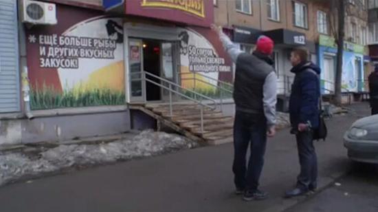 安德烈所住公寓楼的一层便是一个啤酒商店。（视频截图）