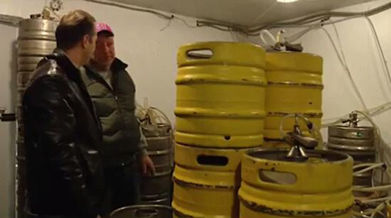 安德烈带记者来到啤酒商店内部。（视频截图）