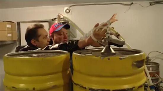 安德烈带记者来到啤酒商店内部。（视频截图）