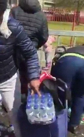 伦敦市民哄抢马拉松补给水