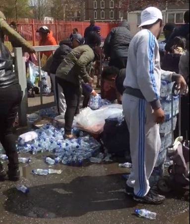 伦敦市民哄抢马拉松补给水