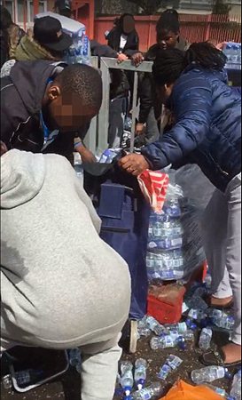 伦敦市民哄抢马拉松补给水