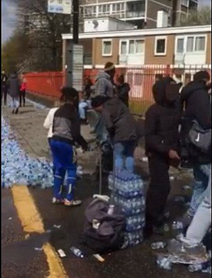 伦敦市民哄抢马拉松补给水