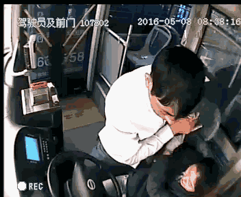 85后女司机被男乘客暴打