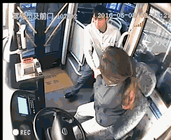 85后女司机被男乘客暴打