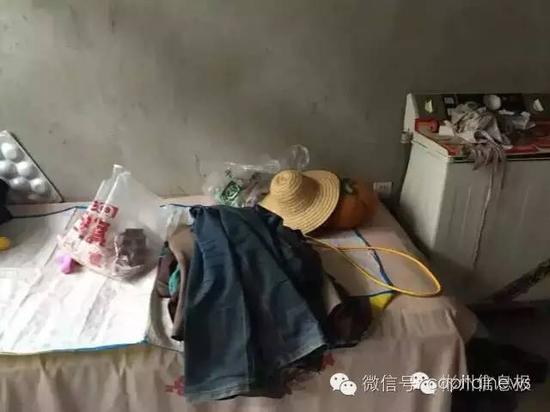 房间里还是水泥毛坯墙