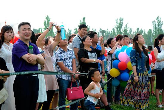 求婚现场吸引了不少休闲的市民。