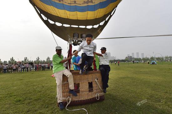 欧阳健看到姚琼来到地面，他从热气球上下来，准备求婚。