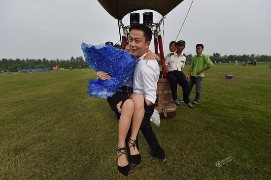 欧阳健将姚琼抱下热气球，幸福写在脸上。