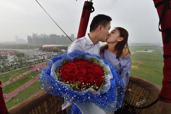 两人再次共同乘上热气球享受人生中最浪漫的一刻。