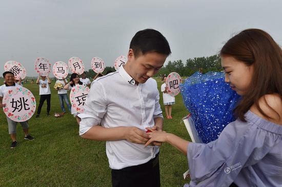 现场，在朋友和现场市民的助声下，感动的姚琼点头答应。随后，欧阳健给她戴上戒指。