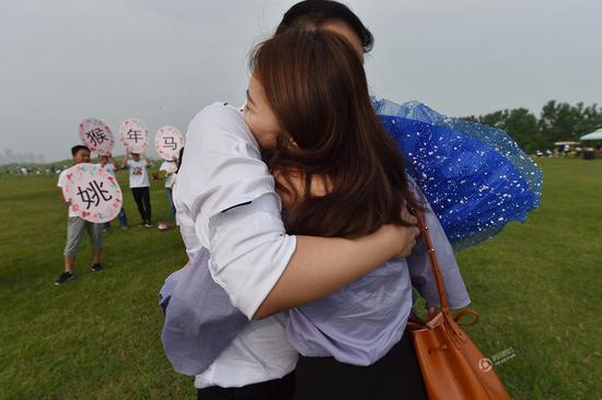 两人紧紧拥抱在一起。