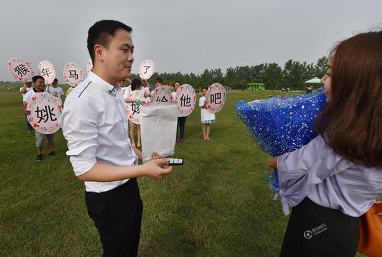 现场，欧阳健送给姚琼银行卡、车钥匙和购房合同。