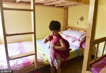 4岁背包客随父挑战川藏线