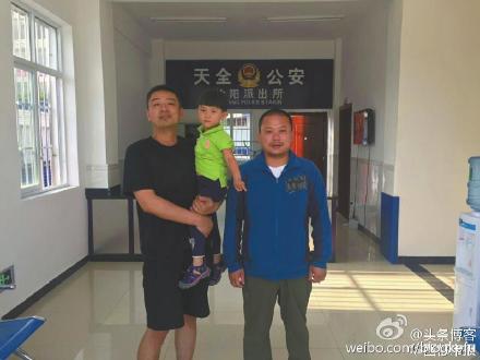 4岁背包客随父挑战川藏线