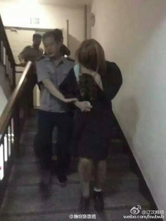 男子半夜扮女装闯女寝