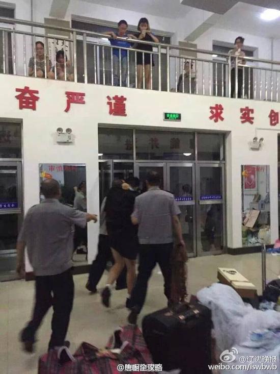 男子半夜扮女装闯女寝