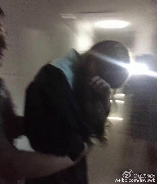 男子半夜扮女装闯女寝