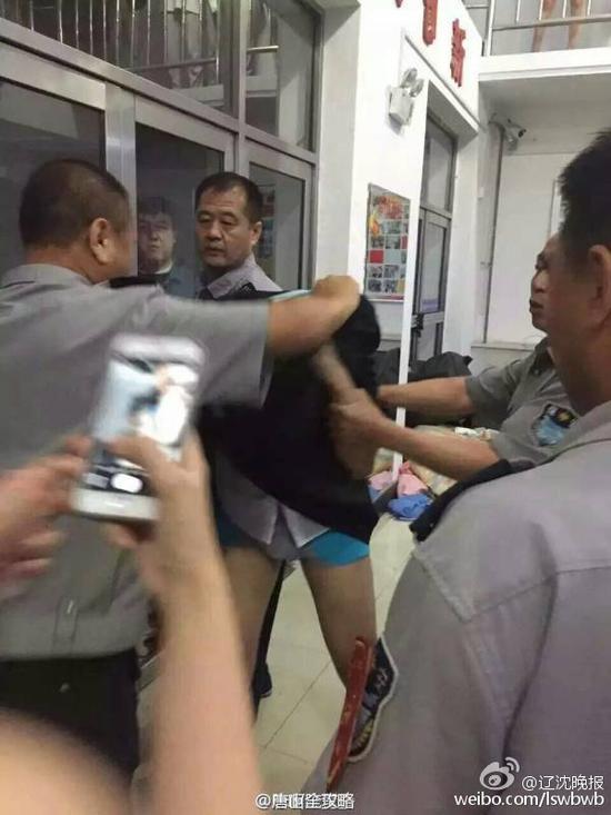 男子半夜扮女装闯女寝