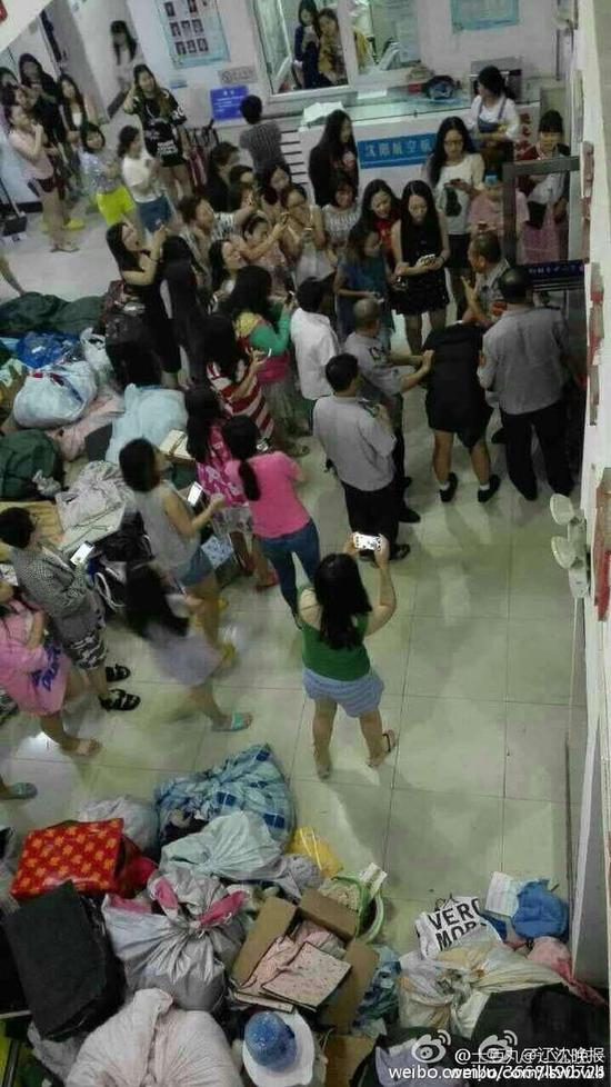 男子半夜扮女装闯女寝