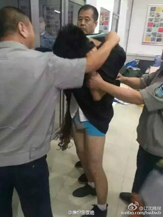 男子半夜扮女装闯女寝