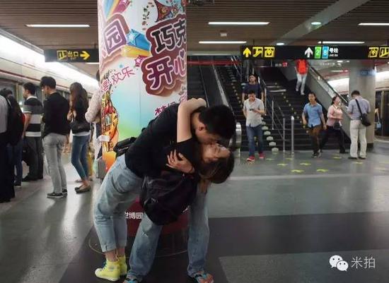 他拍遍了在地铁上接吻的痴情男女