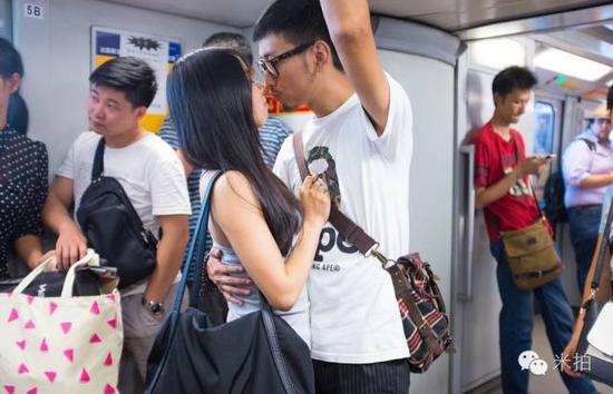 他拍遍了在地铁上接吻的痴情男女