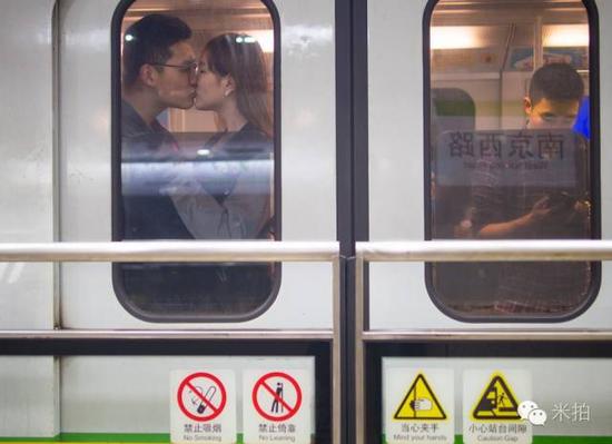 他拍遍了在地铁上接吻的痴情男女