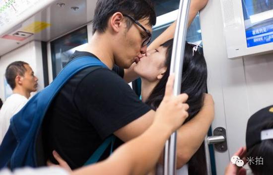 他拍遍了在地铁上接吻的痴情男女